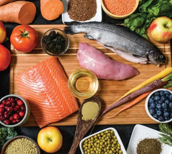 Ha scoperto che la maggior parte delle ricette di pet food erano poco nutrienti, proprio come il fast food per gli esseri umani: erano piene di calorie vuote che provenivano da ingredienti riempitivi. In effetti, Michael ha scoperto che molti dei principali marchi di pet food contengono oltre il 40% di carboidrati come riempitivi e fanno largo uso di proteine vegetali al posto delle vere proteine della carne.             </p>             <p>             Le ricette a basso contenuto di proteine animali e ad alto contenuto di carboidrati possono causare gravi problemi di salute per i nostri amici carnivori. Possono provocare stanchezza, immunodeficienza e diabete correlato all'obesità